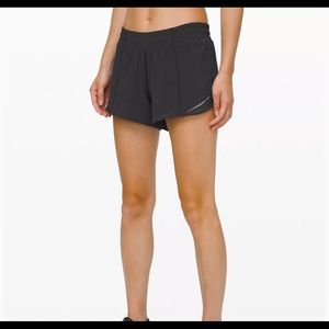 Lululemon Hotty Hot Low-Rise Lined Short 4" size 6